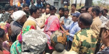 भिमरगुडा येथील वनजमिनीवरील अतिक्रमण हटविण्याची कारवाई तूर्तास स्थगित.