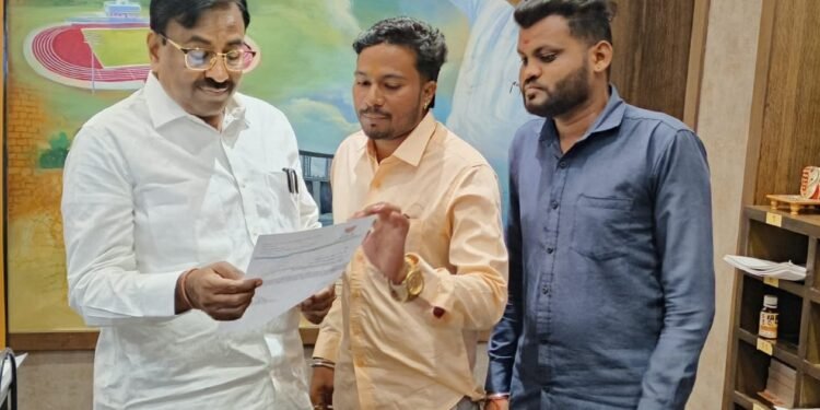 चंद्रपूर जिल्हा रुग्णालयात रुग्णांची गैरसोयी, आमदार सुधीर मुनगंटीवार जिल्हा रुग्णालयातील वरिष्ठ अधिकाऱ्यांसोबत घेणार  बैठक.