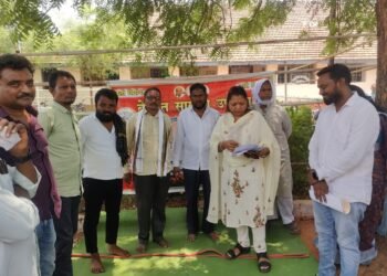 सिरोंचा आदिवासी विद्यार्थिनीचे डीबीटी पैसे उचल केलेल्या प्रकारण- तहसील कार्यालयात लावून धरून योग्य कारवाई करण्यात यावी भाग्यश्री ताई आत्राम हलगेकर यांची मागणी.