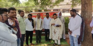 सिरोंचा आदिवासी विद्यार्थिनीचे डीबीटी पैसे उचल केलेल्या प्रकारण- तहसील कार्यालयात लावून धरून योग्य कारवाई करण्यात यावी भाग्यश्री ताई आत्राम हलगेकर यांची मागणी.