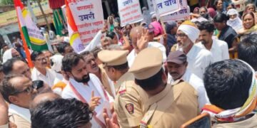 समुद्रपूर: कुकुटपालानाची परवानगी रद्द करा यासाठी राष्ट्रवादीने मोर्चा काढत केले रास्ता रोको आंदोलन.