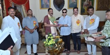 अहेरी येथील रुक्मिणी महालात आदिवासी विकासमंत्री प्रा.अशोकजी उईके यांची सदिच्छा भेट, राजे अम्ब्रिशराव महाराजांनी केले स्वागत.