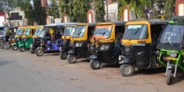 ऑटो चालकानी ऑटो चालवितांना गनवेश परीधान करा: अकोला शहर वाहतुक नियंत्रण शाखा.