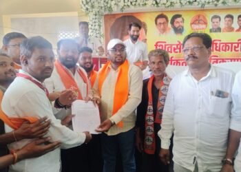 राजाराम येथील दलित वस्तीत नवीन जनित्र बसवून विद्युत समस्या दूर करा. शिवसेना युवनेते संदीप कोरेत यांच्याकडे निवेदन.