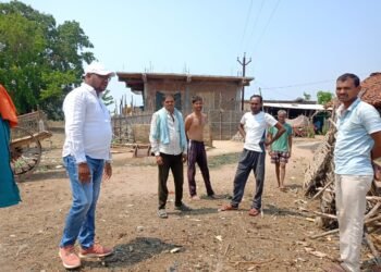 वीज समस्या असलेल्या संदीप कोरेत यांनी राजाराम येथील पंचशिल बौध्द वस्तीत दिली भेट.