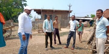 वीज समस्या असलेल्या संदीप कोरेत यांनी राजाराम येथील पंचशिल बौध्द वस्तीत दिली भेट.