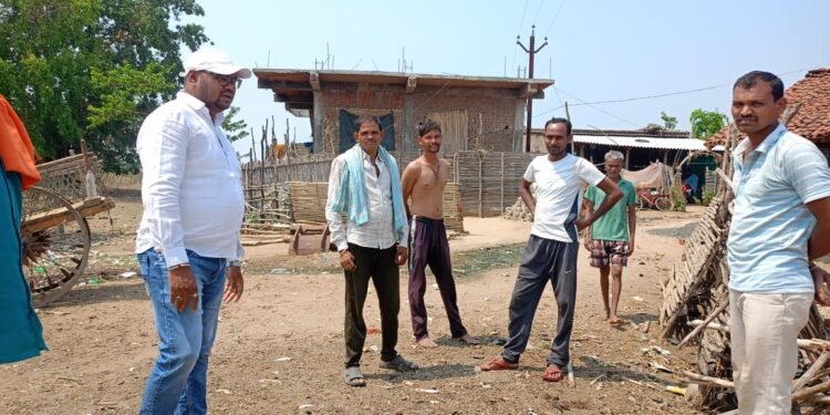 वीज समस्या असलेल्या संदीप कोरेत यांनी राजाराम येथील पंचशिल बौध्द वस्तीत दिली भेट.