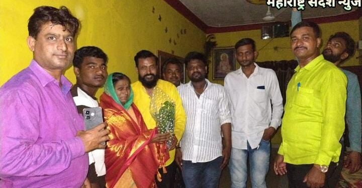 हिंगणघाट: महिलेने वयाच्या 67 वर्षी जिद्दीने 10 वीची परीक्षा केली उत्तीर्ण, शिवसेना पक्षातर्फे राहत्या घरी जाऊन केला सम्मान.