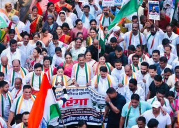 भर पावसात तिरंगा रैलीने भारतीय वीर जवानांना कांग्रेसचा सलाम : जय हिंद च्या नाऱ्यांनी दुमदुमली चंद्रपूर नगरी.