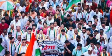 भर पावसात तिरंगा रैलीने भारतीय वीर जवानांना कांग्रेसचा सलाम : जय हिंद च्या नाऱ्यांनी दुमदुमली चंद्रपूर नगरी.