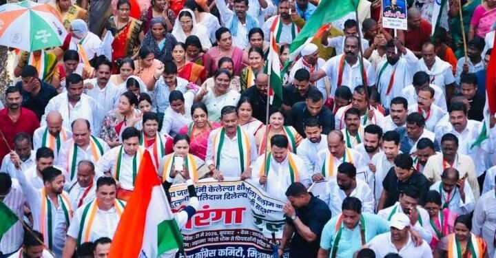 भर पावसात तिरंगा रैलीने भारतीय वीर जवानांना कांग्रेसचा सलाम : जय हिंद च्या नाऱ्यांनी दुमदुमली चंद्रपूर नगरी.