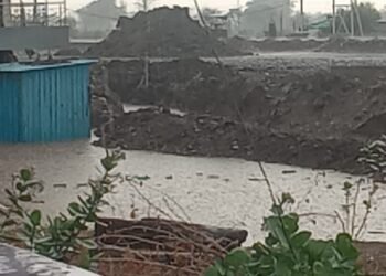 गडचांदूर गावात मुख्य नालीचे काम मार्चपासून बंद – घाणीचे पाणी थेट घरात, प्रशासन कुंभकर्णी झोपेत.