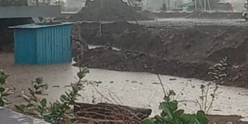 गडचांदूर गावात मुख्य नालीचे काम मार्चपासून बंद – घाणीचे पाणी थेट घरात, प्रशासन कुंभकर्णी झोपेत.