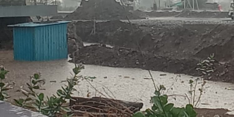 गडचांदूर गावात मुख्य नालीचे काम मार्चपासून बंद – घाणीचे पाणी थेट घरात, प्रशासन कुंभकर्णी झोपेत.