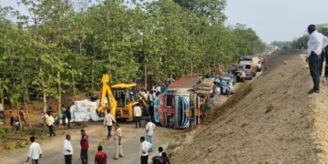 राजुरा – तेलंगणा मार्गावर धानाचा ट्रक पलटला; काही काळ वाहतूक व्यवस्था विस्कळीत.