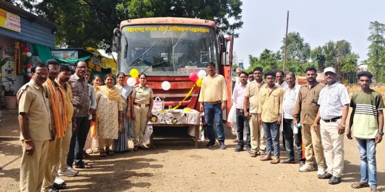 राजुरा आगारातर्फे बस स्थानकात राज्य परिवहन महामंडळाचा ७७ वा वर्धापन दिन उत्साहात साजरा.