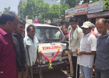 रुग्णमित्र गजू कुबडे यांचा असाहीं ध्येयवेडेपणा, दिव्यांगाच्या हस्ते केली रुग्णवाहिका समाजार्पण.