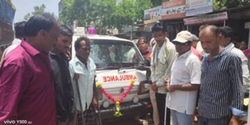 रुग्णमित्र गजू कुबडे यांचा असाहीं ध्येयवेडेपणा, दिव्यांगाच्या हस्ते केली रुग्णवाहिका समाजार्पण.