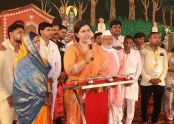 चाकरवाडीतील शिवमहापुराण कथेला पंकजा मुंडेंची भेट; कथा श्रवणासोबत आरतीत घेतला सहभाग.