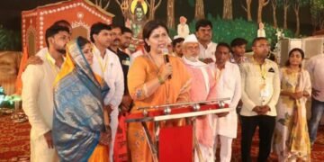 चाकरवाडीतील शिवमहापुराण कथेला पंकजा मुंडेंची भेट; कथा श्रवणासोबत आरतीत घेतला सहभाग.