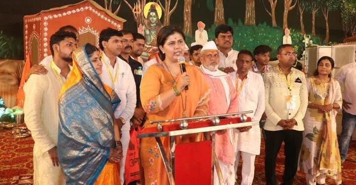 चाकरवाडीतील शिवमहापुराण कथेला पंकजा मुंडेंची भेट; कथा श्रवणासोबत आरतीत घेतला सहभाग.