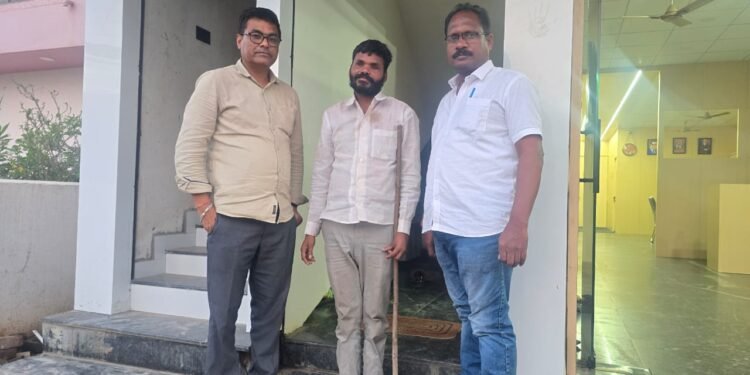 जन्मापासून अंध असलेला सिरोंचा तालुक्यातील अंकीसा जवळील चिंतरेवेला येथील रहिवासी राजेशची जीवन जगण्याची धडपड.