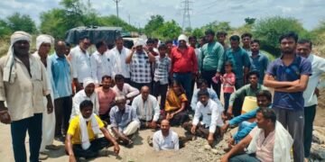 देवळी ते दिघी मार्गावरील पुलाचे बांधकाम, जमिनीत अर्धवट खड्ड्यात बसून आंदोलन.