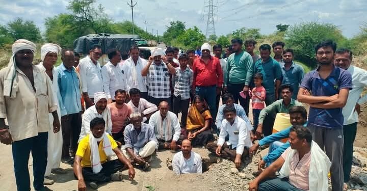 देवळी ते दिघी मार्गावरील पुलाचे बांधकाम, जमिनीत अर्धवट खड्ड्यात बसून आंदोलन.