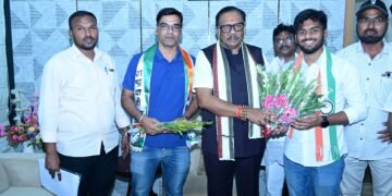 सतीश काबरा व प्रथम किसनलाल भय्या यांचे राष्ट्रवादी काँग्रेस जाहीर पणे पक्षात प्रवेश. रा. काँ. चे आमदार धर्मराव बाबा आत्राम यांनी स्वागत केले.