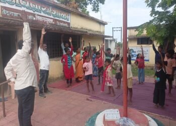 जिल्हा परिषद शाळा निमलगुडम येथे शाळा व्यवस्थापक समितीचे अध्यक्ष रमेश बामनकर यांच्या प्रमुख उपस्थितीत योगादिवस साजरा.