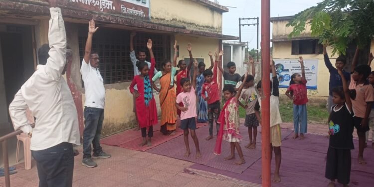 जिल्हा परिषद शाळा निमलगुडम येथे शाळा व्यवस्थापक समितीचे अध्यक्ष रमेश बामनकर यांच्या प्रमुख उपस्थितीत योगादिवस साजरा.