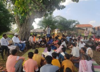 आमच्या गावाला रस्ता द्या हो शेवारी गावातील अनेक समस्या सोडविण्यासाठी संदीपभाऊ कोरेत यांना गाव वासियांचे साकडे.