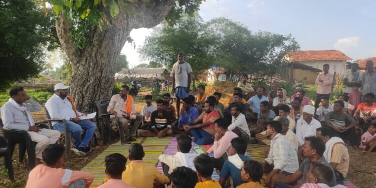 आमच्या गावाला रस्ता द्या हो शेवारी गावातील अनेक समस्या सोडविण्यासाठी संदीपभाऊ कोरेत यांना गाव वासियांचे साकडे.