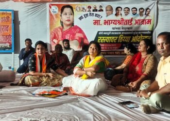 भाग्यश्रीताई आत्राम यांच्या ठिय्या आंदोलनाला जनकल्याण समाजोन्नती अन्याय भ्रष्टाचार निवारण समिती महाराष्ट्र गडचिरोली जिल्हा अध्यक्ष संतोष ताटीकोंडावार यांची भेट.