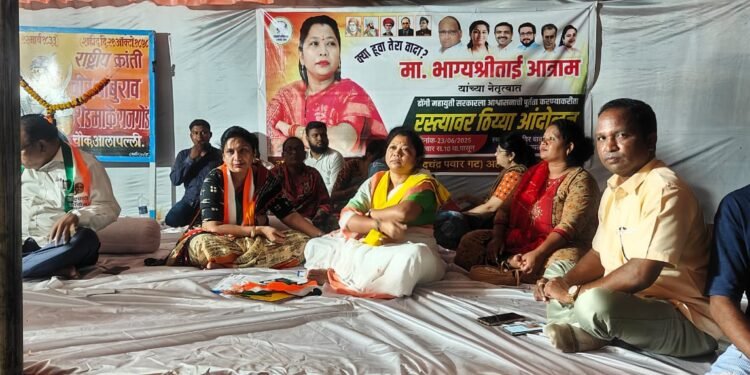 भाग्यश्रीताई आत्राम यांच्या ठिय्या आंदोलनाला जनकल्याण समाजोन्नती अन्याय भ्रष्टाचार निवारण समिती महाराष्ट्र गडचिरोली जिल्हा अध्यक्ष  संतोष ताटीकोंडावार यांची भेट.