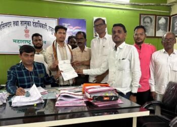 निराधारांच्या योजनेचे थकीत हप्ते खात्यात जमा करा: शंतनू धोटे यांचे तहसीलदारांना निवेदन.