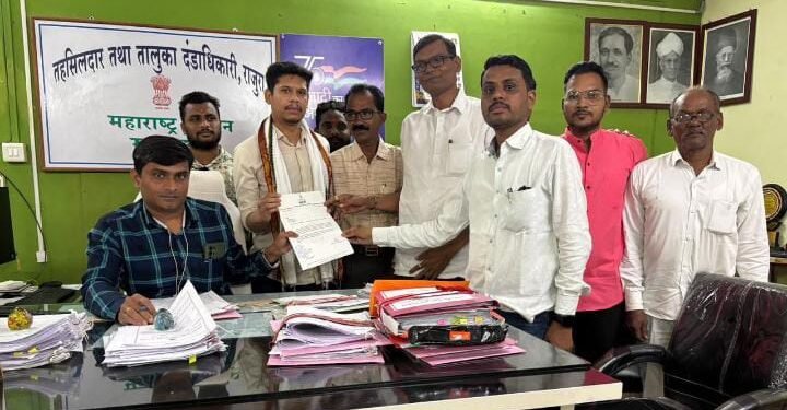 निराधारांच्या योजनेचे थकीत हप्ते खात्यात जमा करा: शंतनू धोटे यांचे तहसीलदारांना निवेदन.