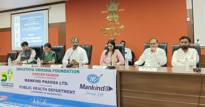 जिल्हाधिकारी कार्यालय वर्धा येथे स्वास्थ वृक्ष फाउंडेशन, कॅन्सर कवच द्वारा कॅन्सर वॉकसिन कार्यक्रमा संदर्भात बैठक