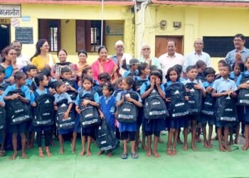 जिल्हा परिषद प्राथ. शाळा मानोरा येथे विद्यार्थ्यांना स्कूल बॅग सहित आवश्यक साहित्याचे वाटप नारायण सेवा मित्र परिवाराचा उपक्रम.