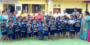 जिल्हा परिषद प्राथ. शाळा मानोरा येथे विद्यार्थ्यांना स्कूल बॅग सहित आवश्यक साहित्याचे वाटप नारायण सेवा मित्र परिवाराचा उपक्रम.