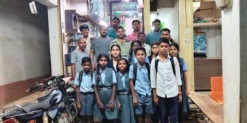 पावसामुळे बस न आल्याने एटापल्ली बसस्थानकावर अनेक विद्यार्थी ताटकळत उभे, समर्पण संस्थेने विद्यार्थ्यांसाठी..!