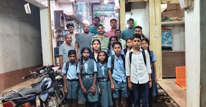 पावसामुळे बस न आल्याने एटापल्ली बसस्थानकावर अनेक विद्यार्थी ताटकळत उभे, समर्पण संस्थेने विद्यार्थ्यांसाठी..!