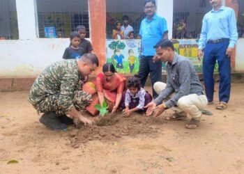 केंद्रीय रिजर्व पोलीस बल A/191 आणि शाळेतील विद्यार्थ्यांना केला बुर्गी येथे वृक्षारोपण.