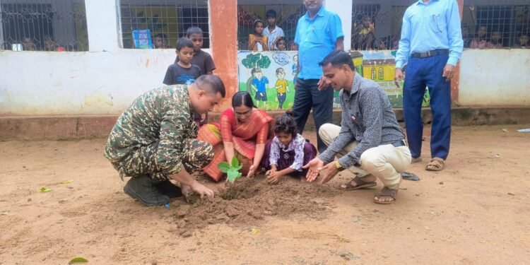 केंद्रीय रिजर्व पोलीस बल A/191 आणि शाळेतील विद्यार्थ्यांना केला बुर्गी येथे वृक्षारोपण.