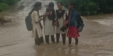 गोळेगाव-कुंभारवाडी वस्तीवरील पुलाला पाणी आल्यामुळे विध्यार्थ्यांना शाळेत जाण्यासाठी जीव धोक्यात घालून करावा लागतो प्रवास.