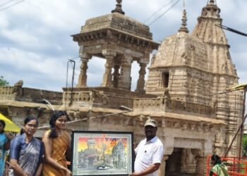 सानवी मोरे हिने साकारले प्राचीन श्री सोमेश्वर देवस्थान मंदिराचे चित्र, नैसर्गिक पर्यावरण संवर्धन व मानवता विकास संस्थेला  प्रतिमा भेट.