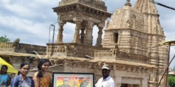 सानवी मोरे हिने साकारले प्राचीन श्री सोमेश्वर देवस्थान मंदिराचे चित्र, नैसर्गिक पर्यावरण संवर्धन व मानवता विकास संस्थेला  प्रतिमा भेट.