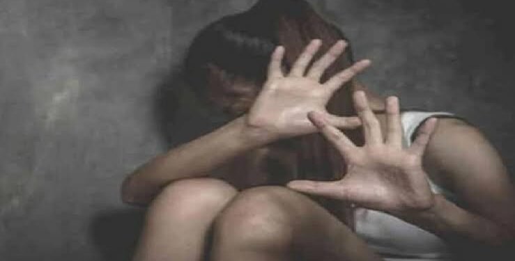 स्प्रे मारून अल्पवयीन मुलीला केलं बेशुद्ध, शेतात नेत अत्याचार अन् बांधून टाकलं; बीडमध्ये घडली खळबळजनक घटना.