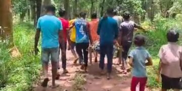 अपघातग्रस्त शेतकऱ्याला रुग्णवाहिके ऐवजी खाटेवरून नेण्याची वेळ, गडचिरोली जिल्ह्यात आरोग्य व्यवस्थेचे धिंडोळे काढणारी घटना.