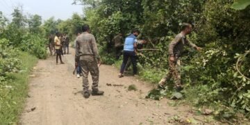 राजाराम पोलीसांच्या श्रमदानाने झुडपांची कटाई, देत होतंय अपघातांना आमंत्रण, वाहनधारक व नागरिकांनी मानले आभार.